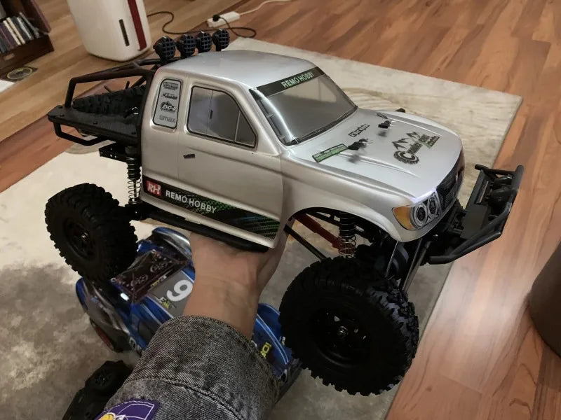 1:10 4WD Electric RC Rock Crawler - Toyota Tacoma Off-Road Model RC Car