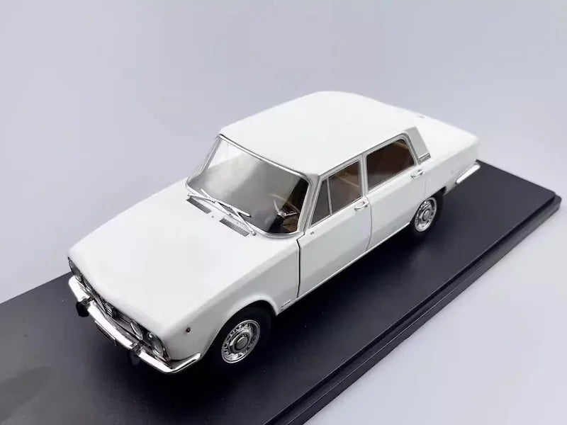 1:18 Alfa Romeo 1750 Berlina White Die Cast Model Car