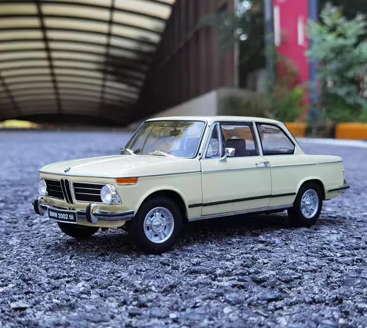 1:18 BMW 1971 2002 tii Die Cast Model Car