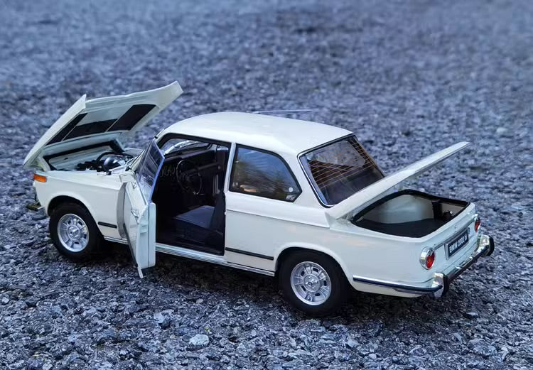 1:18 BMW 1971 2002 tii Die Cast Model Car