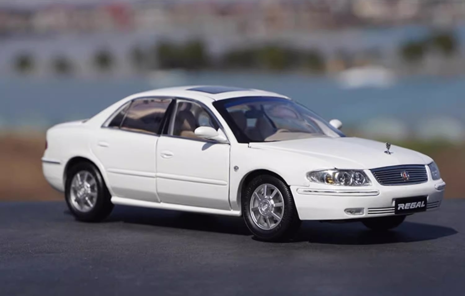 1:18 Buick 1997 Regal Die Cast Model Car