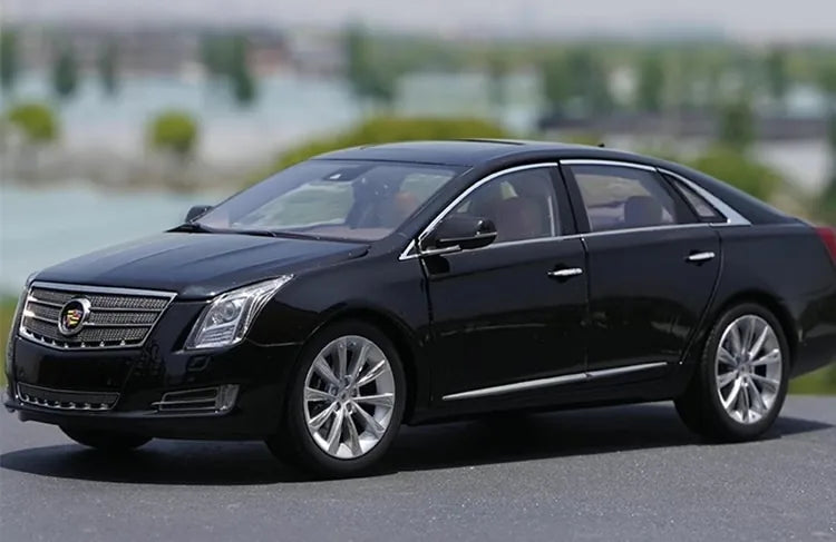 1:18 Cadillac 2013 XTS Die Cast Model Car