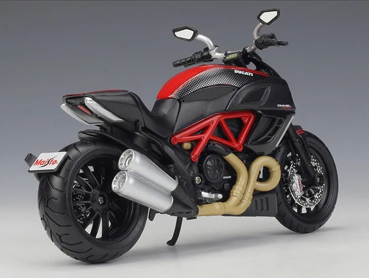 1:12 Ducati 2011 Diavel Carbon Motorcycle Model