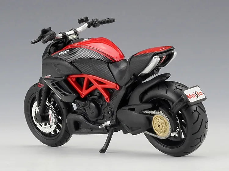 1:18 Ducati 2011 Diavel Carbon Motorcycle Model