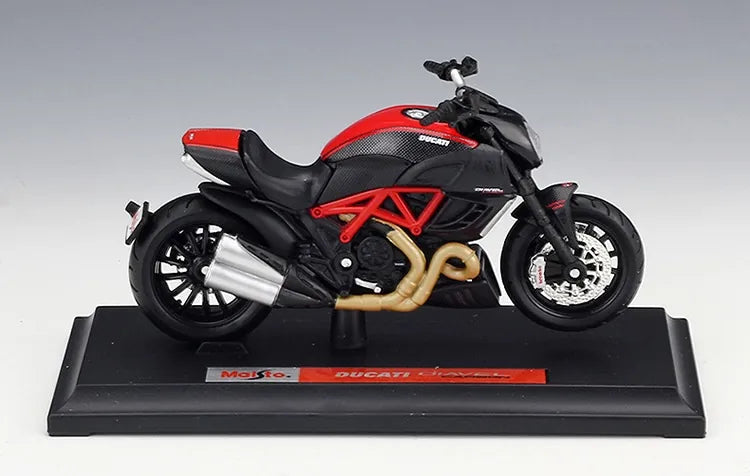 1:18 Ducati 2011 Diavel Carbonio 