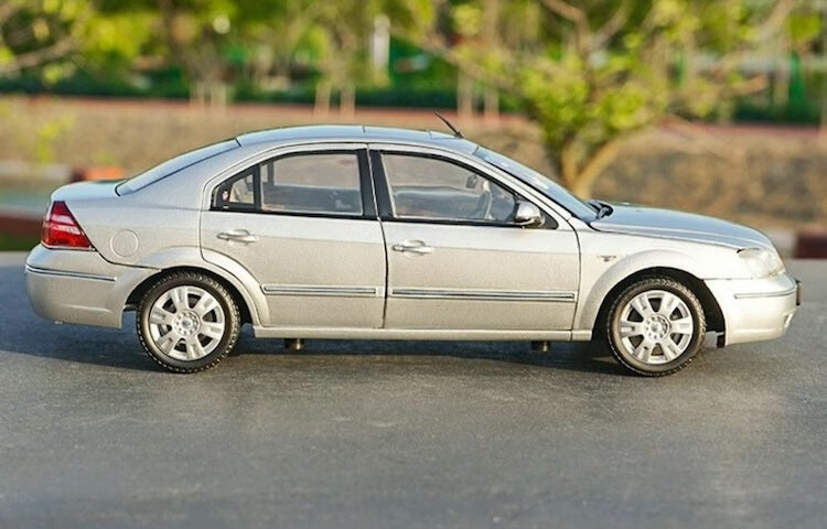 1:18 Ford 2000 Mondeo Die Cast Model Car