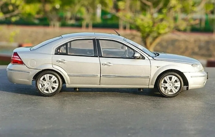 1:18 Ford 2000 Mondeo 