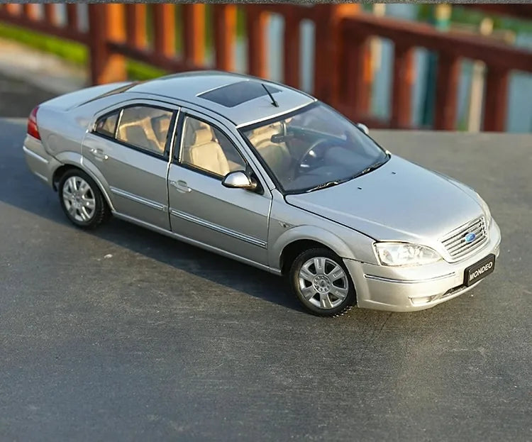 1:18 Ford 2000 Mondeo Die Cast Model Car