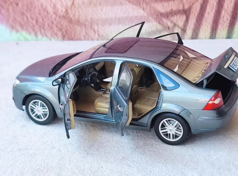 1:18 Ford 2005 Focus Sedan Die Cast Model Car