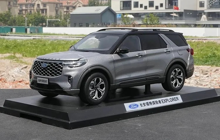 1:18 Ford 2023 Explorer Die Cast Model Car