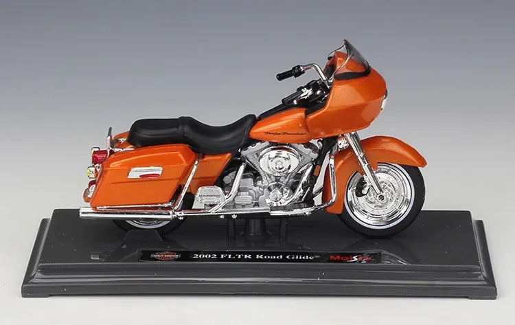 1:18 Harley-Davidson 2002 FLTR Road Glide Motorcycle Model