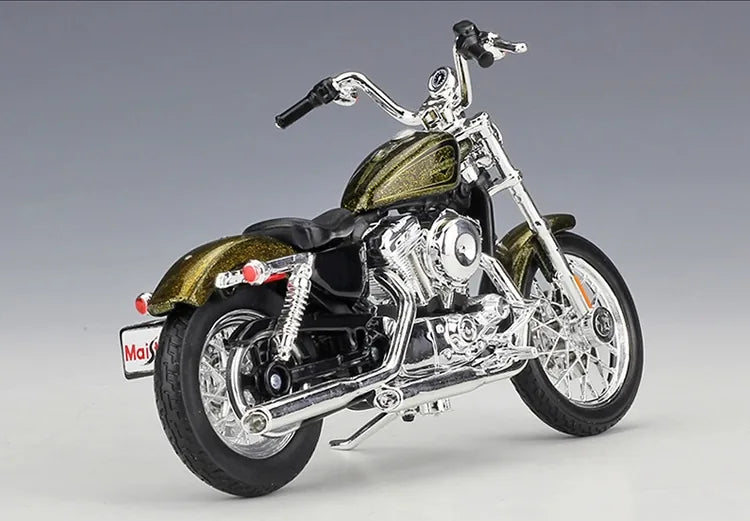 1:18 Harley-Davidson 2013 XL 1200V Seventy-Two