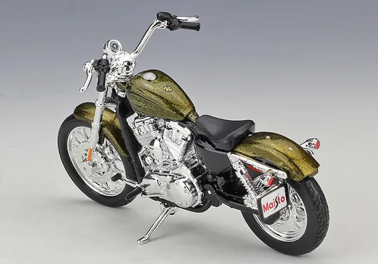 1:18 Harley-Davidson 2013 XL 1200V Seventy-Two Motorcycle Model