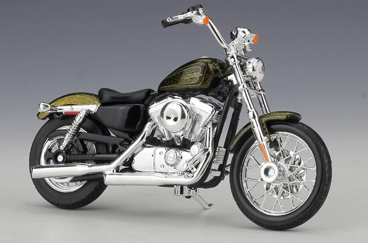 1:18 Harley-Davidson 2013 XL 1200V Seventy-Two Motorcycle Model