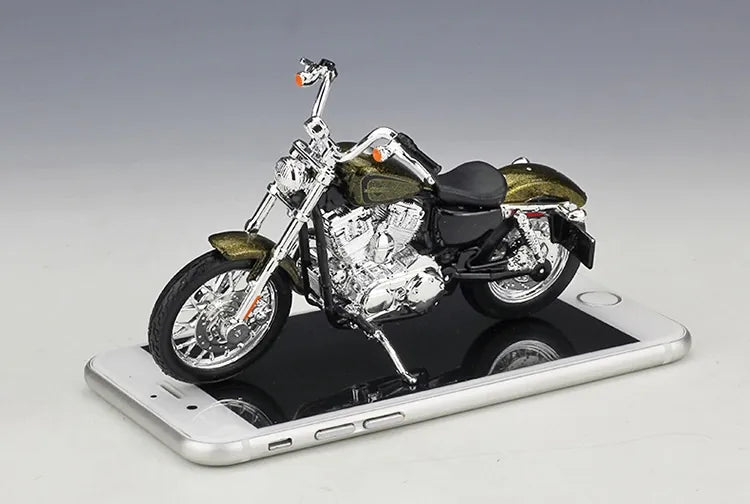 1:18 Harley-Davidson 2013 XL 1200V Seventy-Two