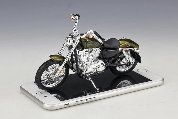 1:18 Harley-Davidson 2013 XL 1200V Seventy-Two Motorcycle Model