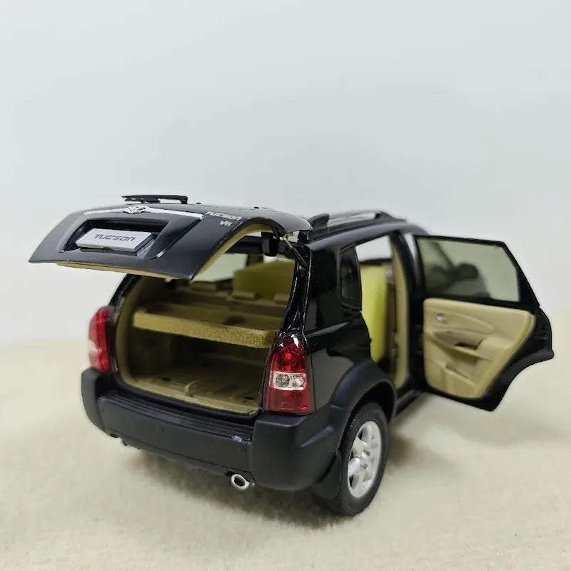 1:18 Hyundai 2004 Tucson Die Cast Model Car