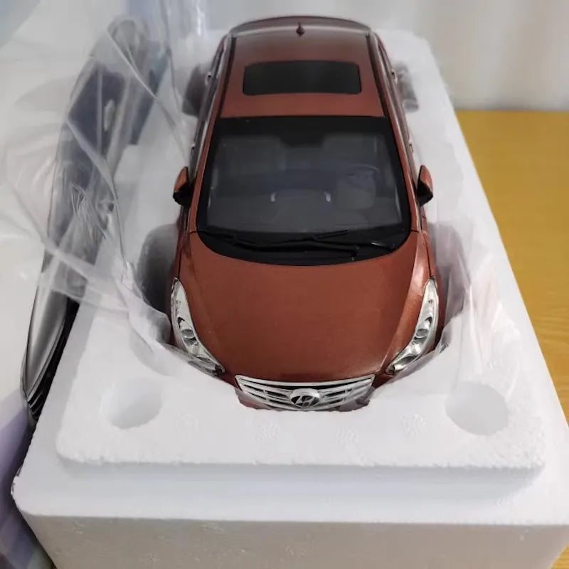 1:18 Hyundai 2013 Elantra Die Cast Model Car