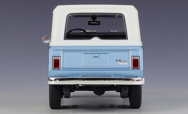 1:24 Jeep 1967 Jeepster Commando Station Wagon Die Cast Model Car