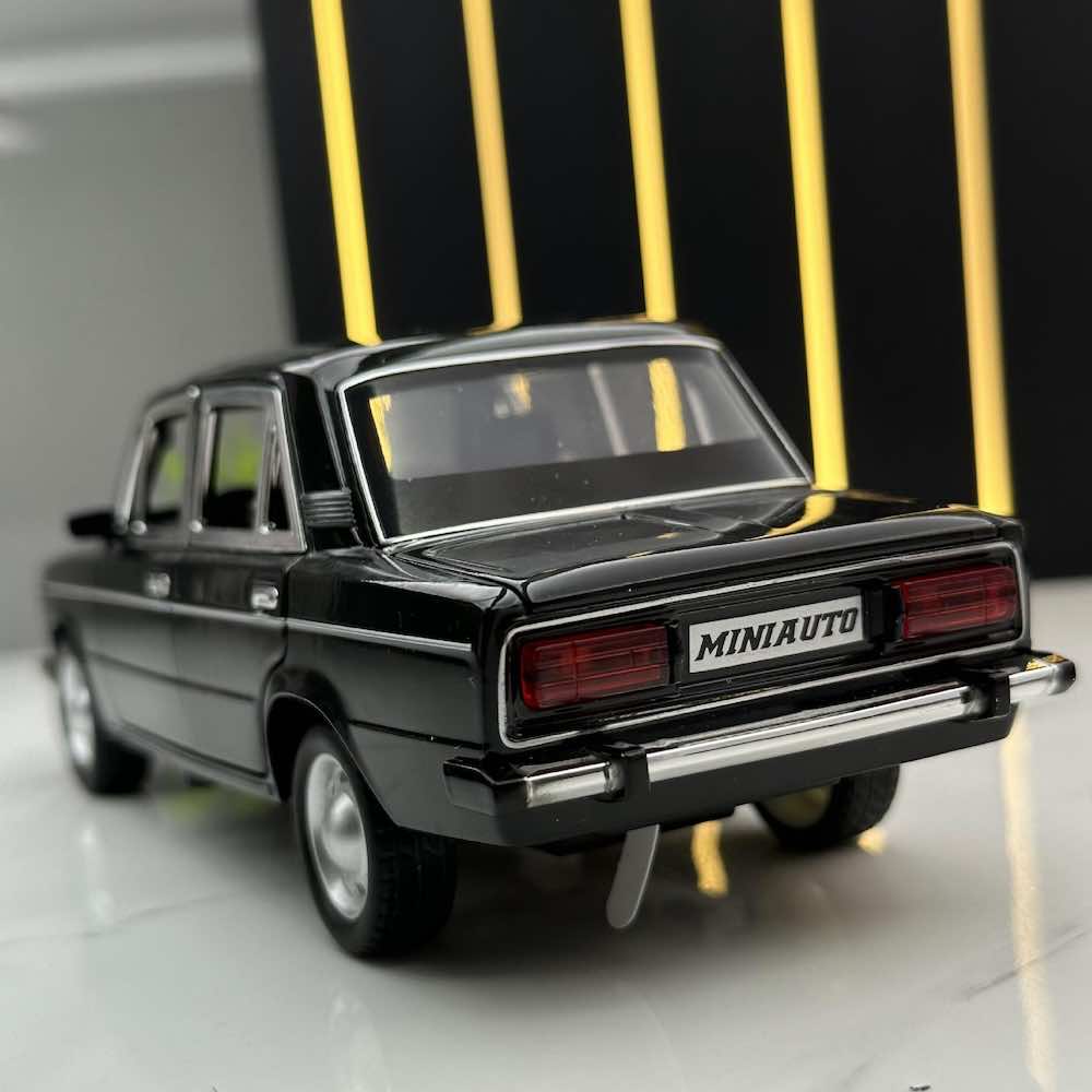 1:24 Lada 1976 2106/1600 Die Cast Model Car