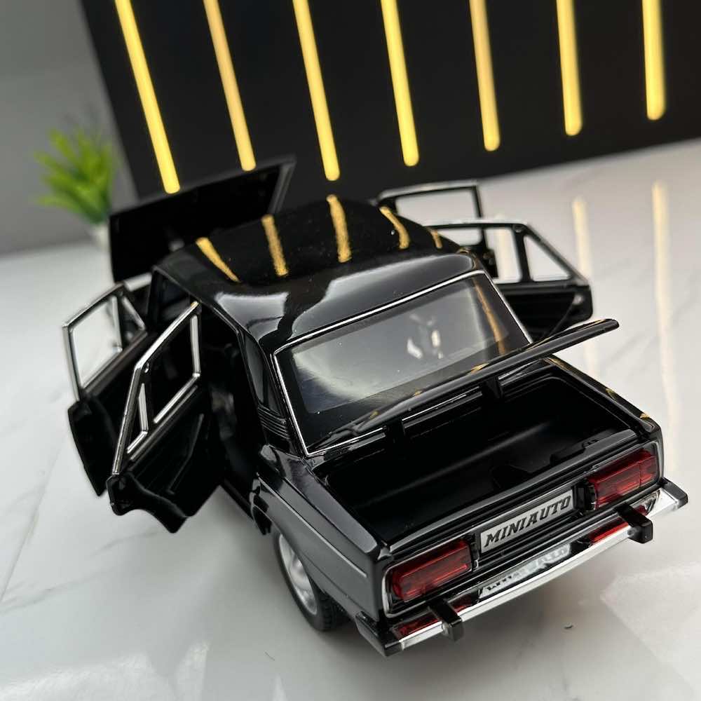 1:24 Lada 1976 2106/1600 Die Cast Model Car