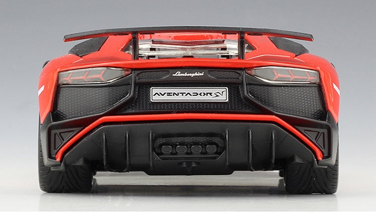 Lamborghini Aventador LP750-4 SV 2016 in scala 1:24 