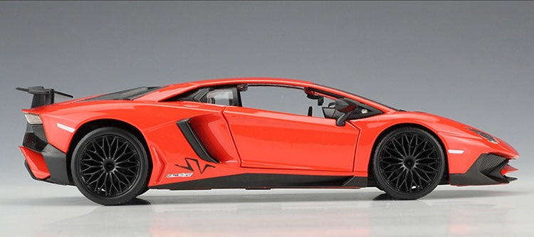 Lamborghini Aventador LP750-4 SV 2016 in scala 1:24 