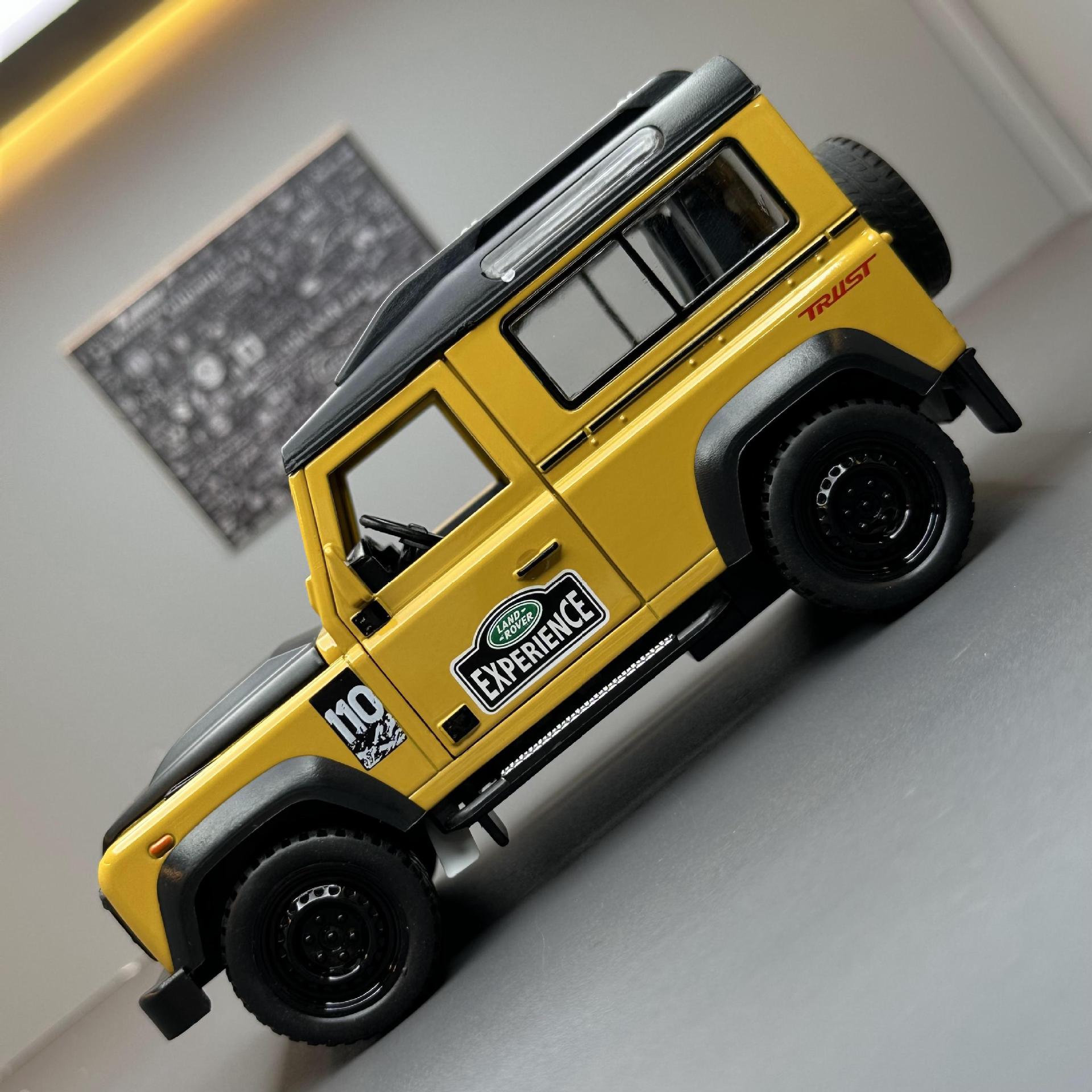 1:32 Land Rover 2009 Defender Fire Die Cast Model Car