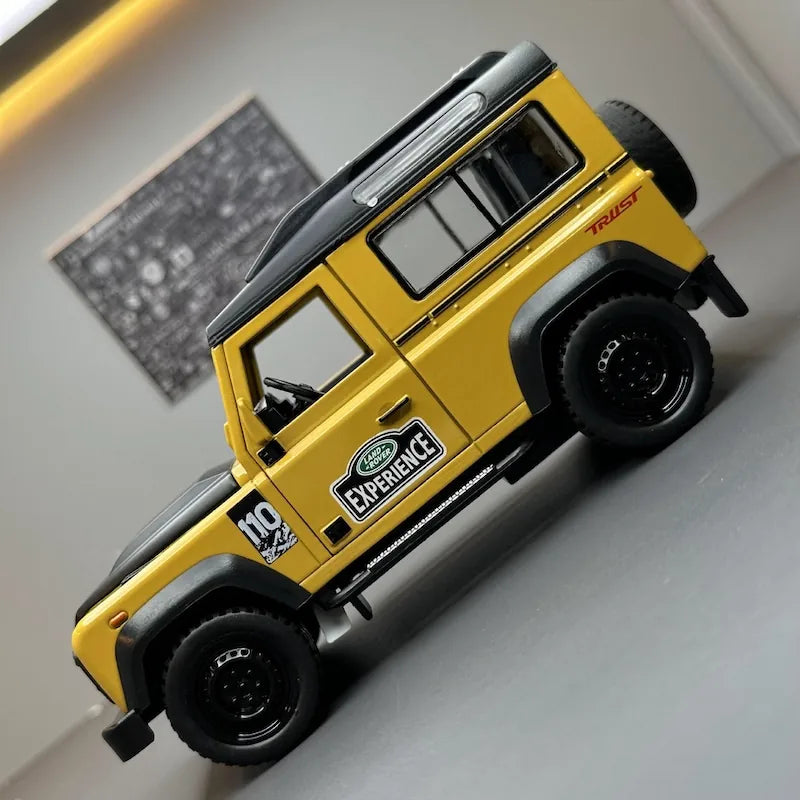 1:32 Land Rover 2009 Defender Fire Die Cast Model Car