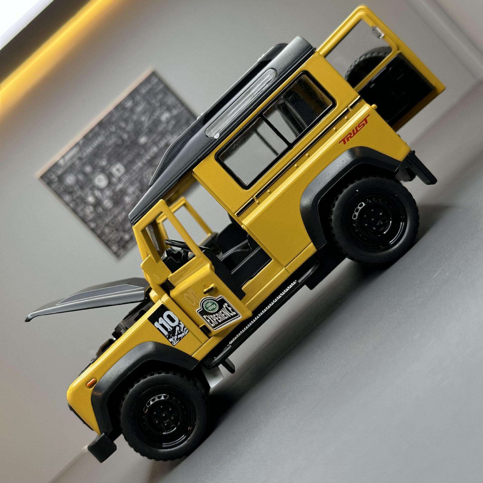 1:32 Land Rover 2009 Defender Fire Die Cast Model Car