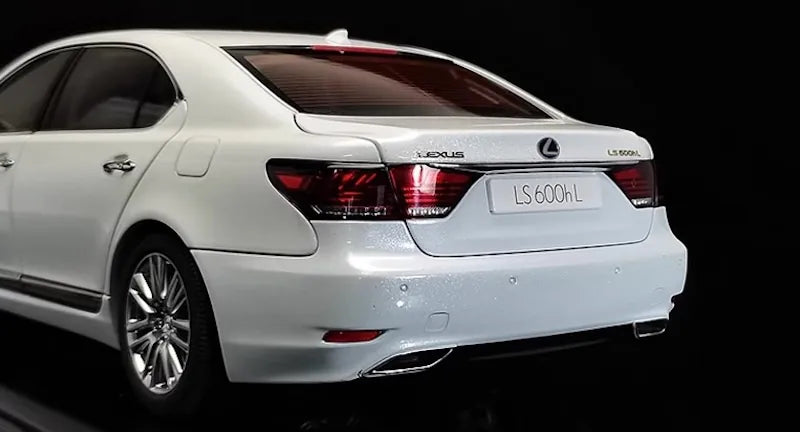 1:18 Lexus 2013 LS 600hL Die Cast Model Car