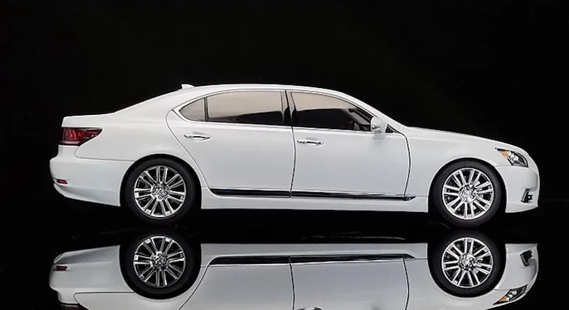 1:18 Lexus 2013 LS 600hL Die Cast Model Car