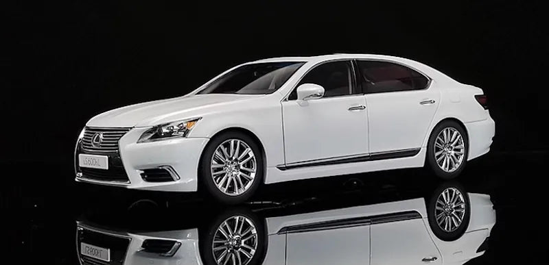 1:18 Lexus 2013 LS 600hL White Die Cast Model Car