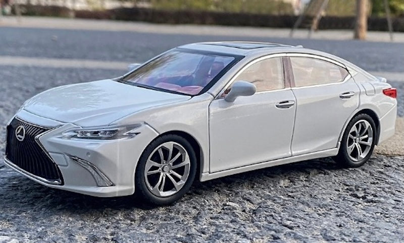 1:24 Lexus 2018 ES300h Die Cast Model Car