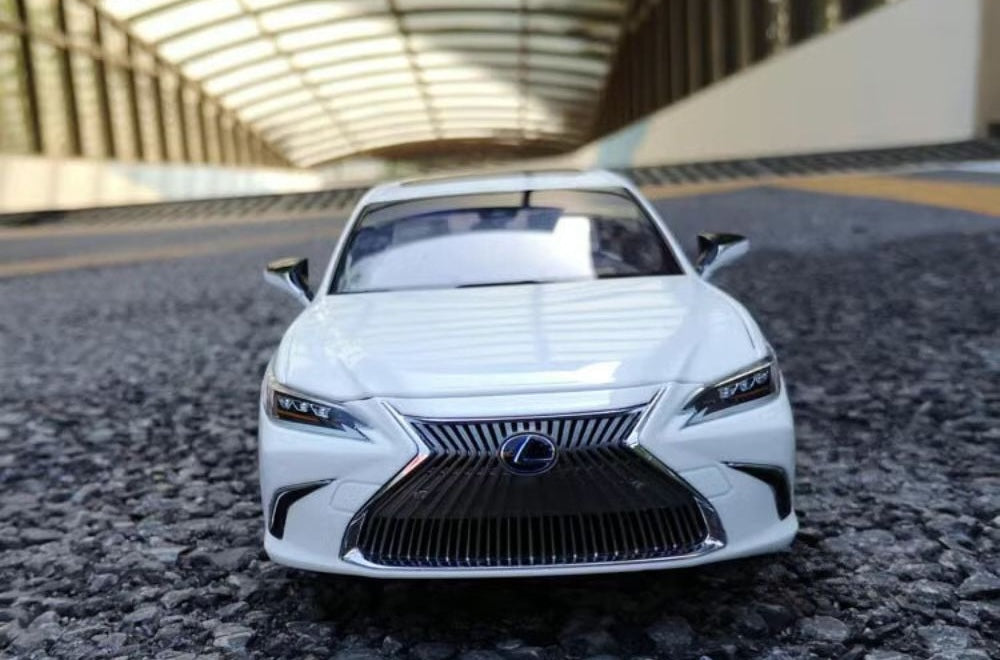 1:18 Lexus 2019 ES 300h Die Cast Model Car