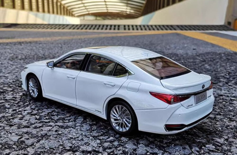 1:18 Lexus 2019 ES 300h Die Cast Model Car