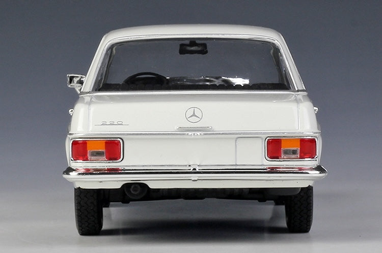 1:24 Mercedes-Benz 1973 220 Die Cast Model Car