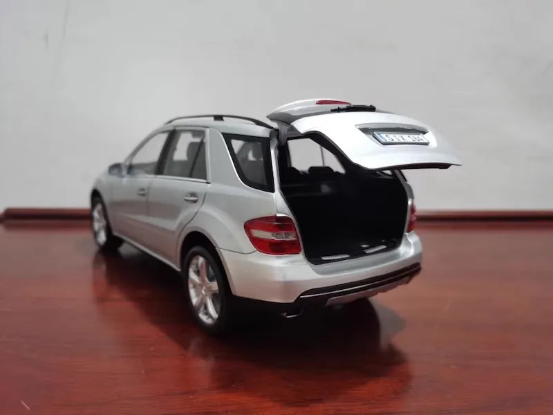 1:18 Mercedes-Benz 2005 ML-Class W164 Die Cast Model Car