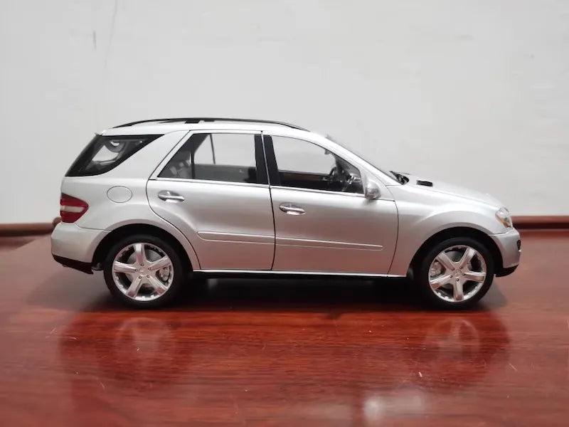 1:18 Mercedes-Benz 2005 ML-Class W164 Die Cast Model Car