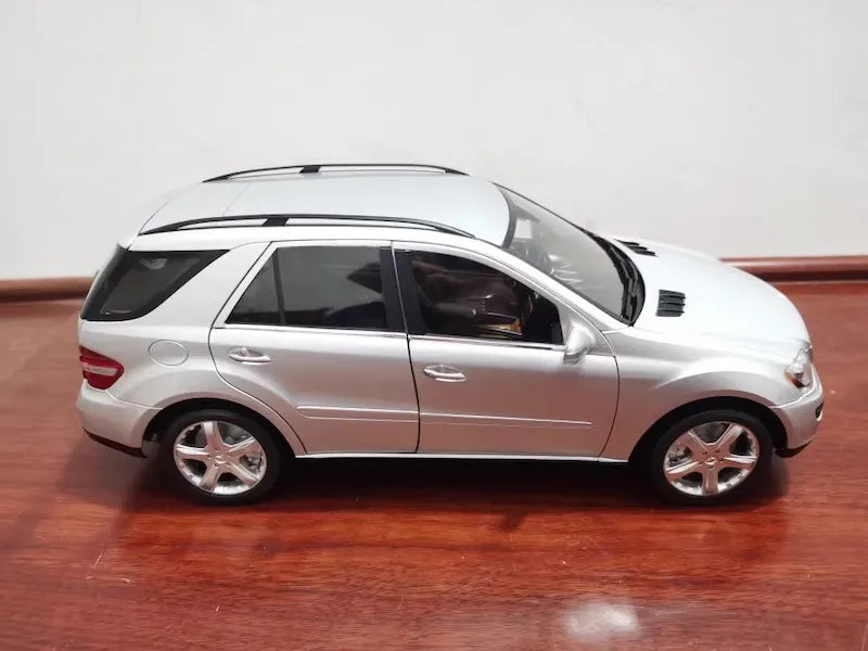 1:18 Mercedes-Benz 2005 ML-Class W164 Die Cast Model Car