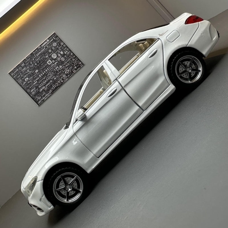 1:32 Mercedes-Benz 2014 C260 Die Cast Model Car