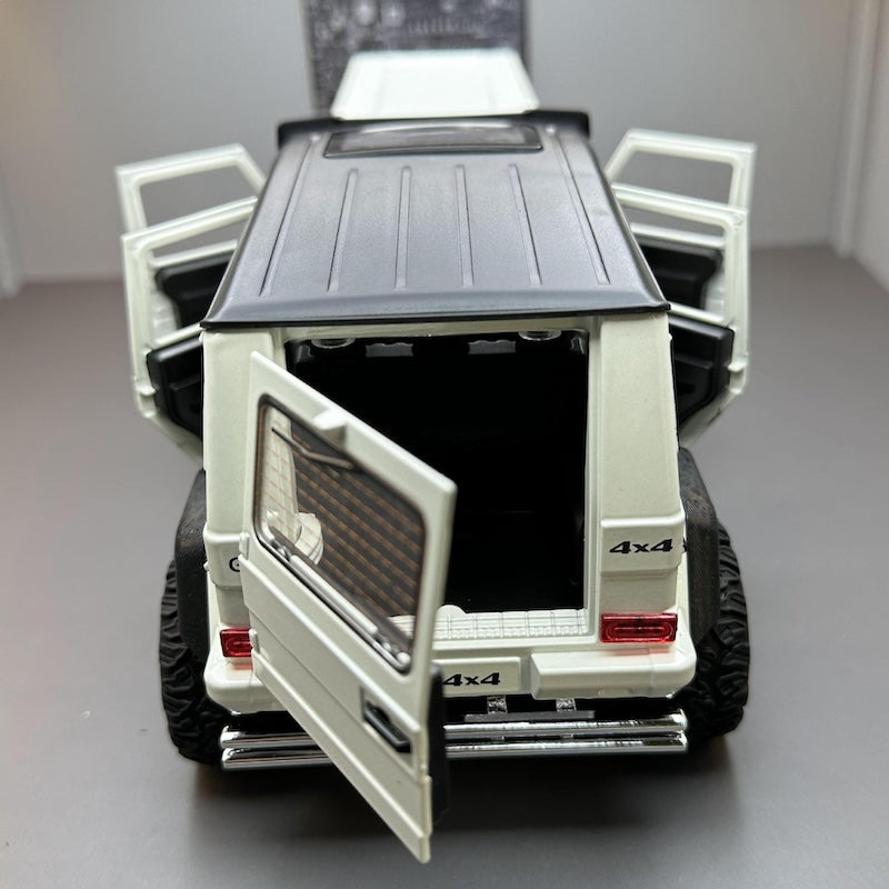 1:24 Mercedes-Benz 2015 G500 4×4² Die Cast Model Car