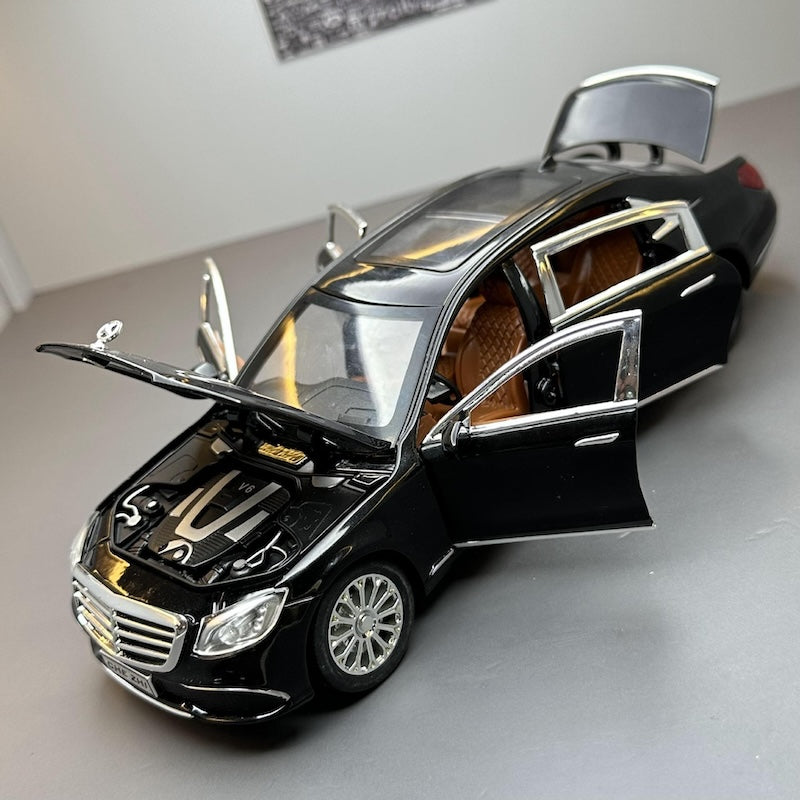 1:24 Mercedes-Benz 2016 E300L V213 Die Cast Model Car