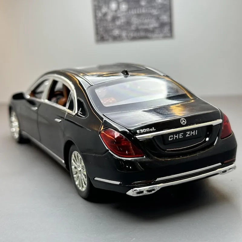 1:24 Mercedes-Benz 2016 E300L V213 Die Cast Model Car