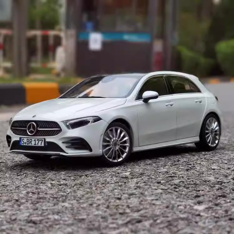 1:18 Mercedes-Benz 2018 A200 AMG Line Die Cast Model Car