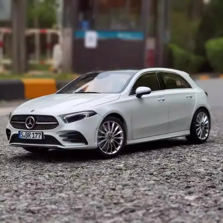 1:18 Mercedes-Benz 2018 A200 AMG Line 