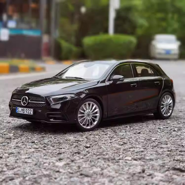 1:18 Mercedes-Benz 2018 A200 AMG Line Die Cast Model Car