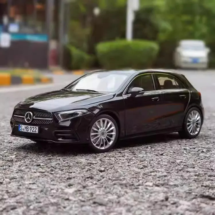 1:18 Mercedes-Benz 2018 A200 AMG Line 