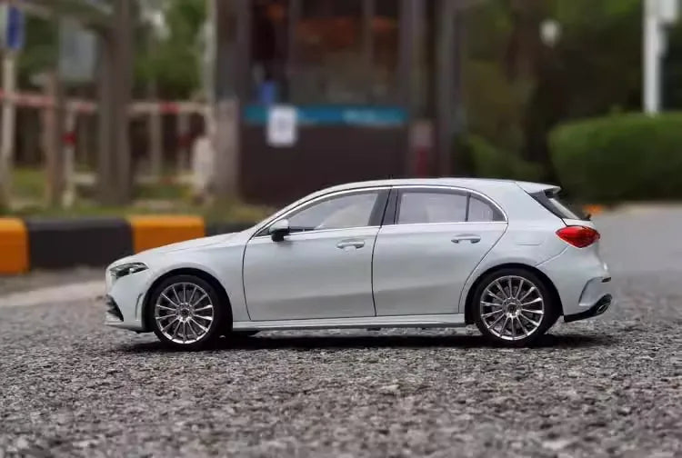 1:18 Mercedes-Benz 2018 A200 AMG Line 