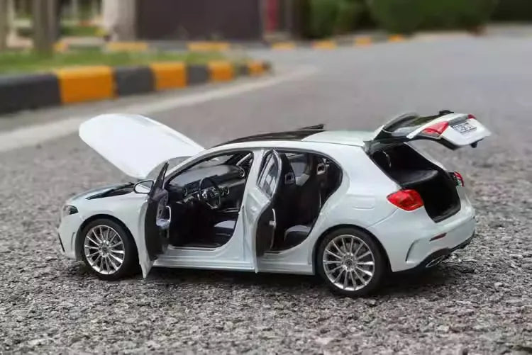 1:18 Mercedes-Benz 2018 A200 AMG Line 